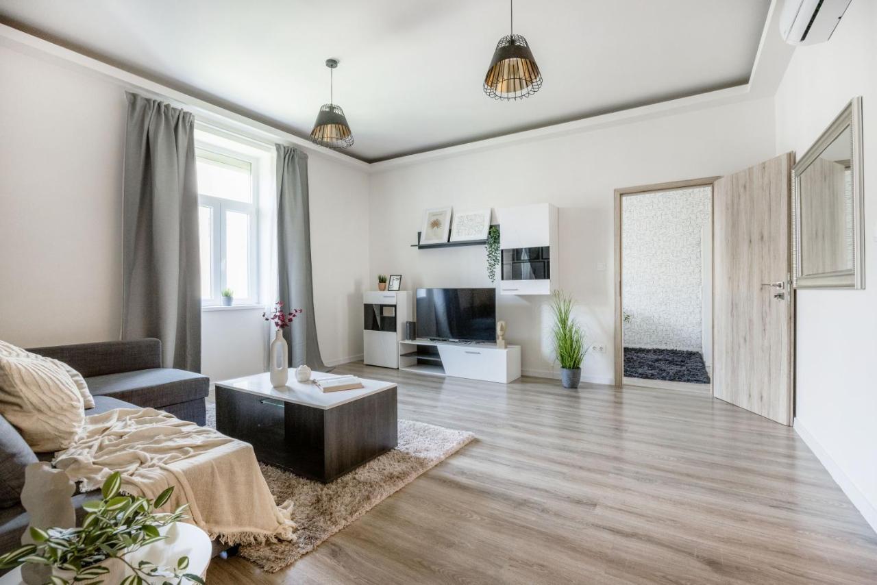 Apartment Casadeco Inspired Minimalist W/ New York Cafe Views *