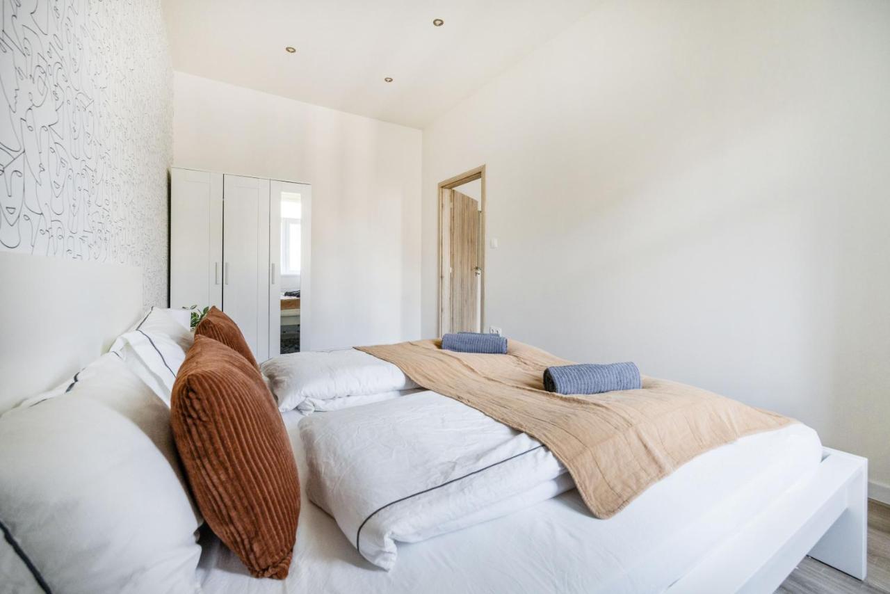 Casadeco Inspired Minimalist W/ New York Cafe Views