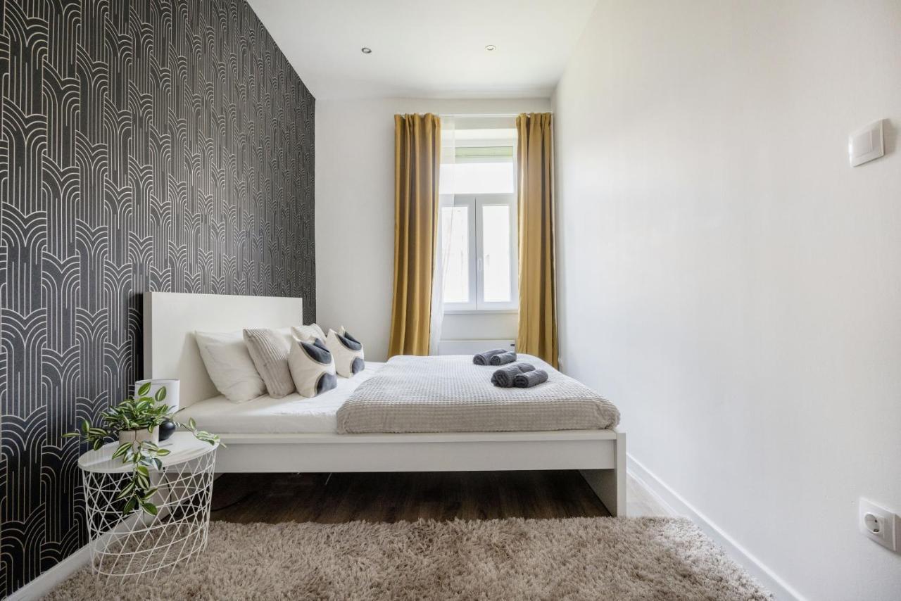 Casadeco Inspired Minimalist W/ New York Cafe Views