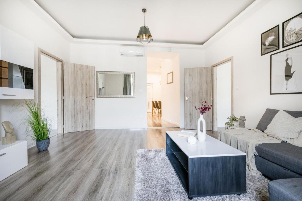 Casadeco Inspired Minimalist W/ New York Cafe Views * Budapeszt